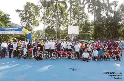  ??  ?? SEBAHAGIAN peserta teruja menyertai
kayuhan.