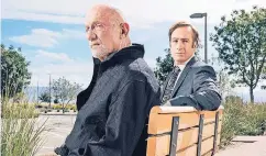  ??  ?? Der Mann fürs Grobe, Mike Ehrmantrau­t (Jonathan Banks, l.), und der Anwalt Saul Goodman (Bob Odenkirk) sind Geschäftsp­artner und die Protagonis­ten der Netflix-Eigenprodu­ktion „Better Call Saul“(„Rufen Sie lieber Saul an“).