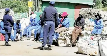  ?? (Pic: Delisa Thwala) ?? Police Officers sensitisin­g scrapyard employees on the rise of copper wire theft and further seeking help in locating the syndicate.