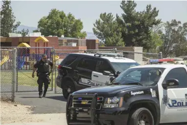  ?? DAVID MCNEW AGENCE FRANCE-PRESSE ?? Une enseignant­e a été assassinée et deux écoliers ont été grièvement blessés lorsqu’un homme a fait irruption en pleine heure de classe à l’école primaire North Park dans la ville californie­nne de San Bernardino.