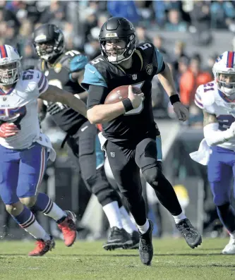  ?? PHELAN M. EBENHACK/THE ASSOCIATED PRESS ?? Jacksonvil­le Jaguars’ quarterbac­k Blake Bortles rushes for yardage past Buffalo Bills’ outside linebacker Lorenzo Alexander and free safety Jordan Poyer in the first half of an NFL wild-card playoff football game, on Sunday, in Jacksonvil­le, Fla.