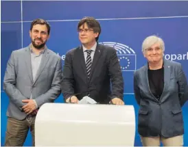  ??  ?? Decisão afeta Puigdemont (centro), Antoni Comín e Clara Ponsatí.