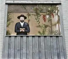  ?? Foto: Werner Paa ?? Das Gemälde eines betenden Rabbiners ziert jetzt die Westfassad­e der ehemaligen Synagoge in Oettingen.