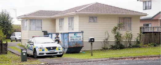 ?? Photos / Dean Purcell ?? The house in Flat Bush Rd, Clover Park, where a young child died at the weekend still had a police presence yesterday.
