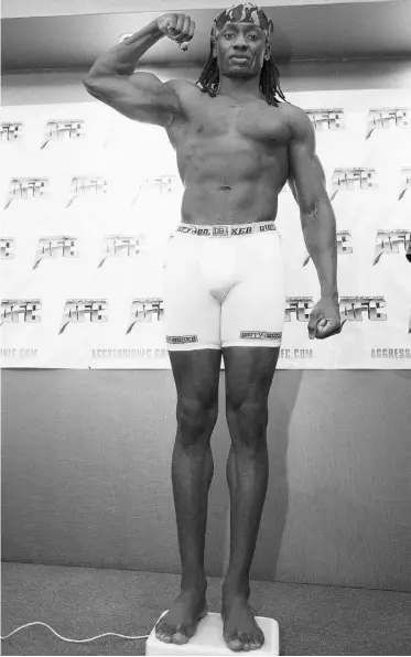  ?? GREG SOUTHAM/ EDMONTON JOURNAL ?? Razak Al-Hassan weighs in at 205 pounds at the Sutton Place Hotel on Friday in preparatio­n for Saturday’s mixed martial arts “Anarchy” card at the Shaw Conference Centre.