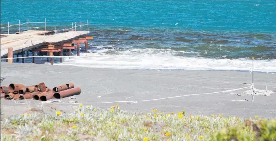  ?? PHOTO /WARREN BUCKLAND ?? The discoloure­d sea as constructi­on work on Pan Pac Forest Products Limited outflow pipe on Whirinaki Rd continues.