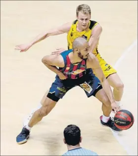  ?? FOTO: EFE ?? Shavon Shields, alero del Baskonia, ante Sasu Salin, del Iberostar Tenerife