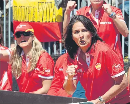  ??  ?? Conchita Martínez, celebrando un punto durante una eliminator­ia del equipo español de Fed Cup FOTO: MANEL MONTILLA