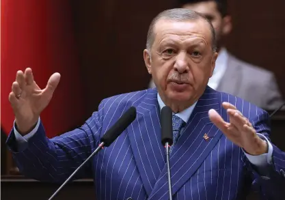  ?? FOTO: ADEM ALTAN/LEHTIKUVA / AFP ?? Turkiets president Erdoğan meddelade i december att landet önskar kallas Türkiye, också i omvärlden. För ett par veckor sedan godkändes landets ansökan om att officiellt byta det engelskspr­åkiga namnet i FN-sammanhang.