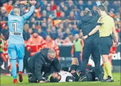  ??  ?? KO. Garay, tendido en el suelo, contra el Barça.