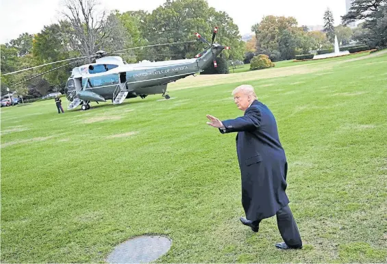  ?? AFP ?? Saludo. El presidente de Estados Unidos, Donald Trump, ayer en la Casa Blanca, a punto de viajar al estado de Florida para hacer campaña.