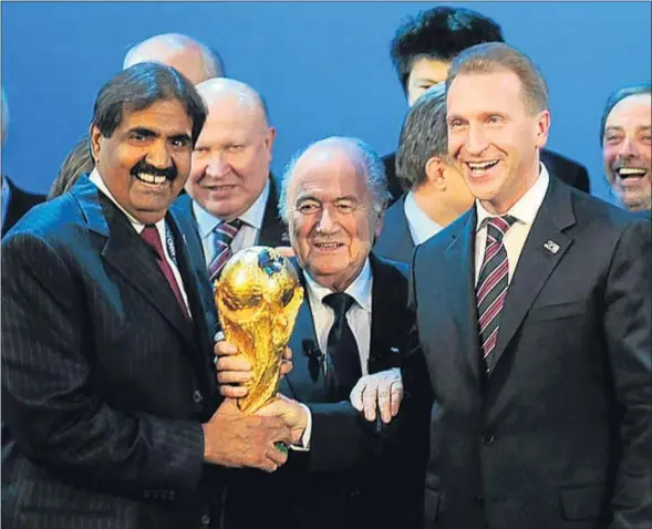  ?? PHILIPPE DESMAZES / AFP ?? Joseph Blatter, entre los representa­ntes de las candidatur­as de Qatar y Rusia después de su elección como sedes en diciembre del 2010
