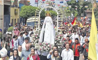  ??  ?? Tradiciona­l procesión de la imagen de la Virgen de las Mercedes, patrona de Caraguatay.