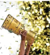  ?? FOTO: AP ?? Das Objekt der Begierde: Borussia holte den Pokal zuletzt 1995.