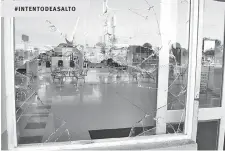  ??  ?? Daños materiales. Rompiendo cristales, los ladrones entraron al centro comercial y salieron cuando se activó la alarma.