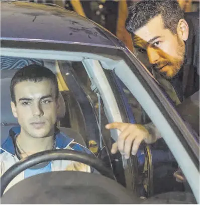  ?? Ferran Sendra ?? Mario Casas da instruccio­nes a su hermano Óscar durante el rodaje, la semana pasada.