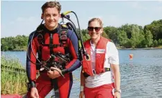  ??  ?? Pascal Hesse in voller Tauchausrü­stung mit seiner Signalfrau Daniela Donaubauer, beide aus Ingolstadt.