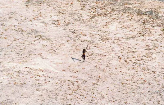  ?? (INDIAN COAST GUARD/ HANDOUT/REUTERS) ?? Après le tsunami de 2004, un hélicoptèr­e de reconnaiss­ance a été accueilli par une volée de flèches.