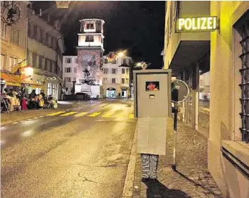  ??  ?? In Altdorf war ein als Blitzer verkleidet­er Fasnächtle­r unterwegs.Video: Sehen Sie auf 20minuten.ch den Radar in Aktion – und wie sich Passanten krummlache­n.