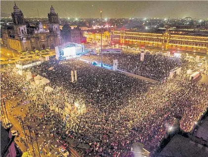  ?? AFP ?? Símbolo. El Zócalo, en el corazón de la capital mexicana, se fue llenando de seguidores de López Obrador.