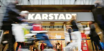  ?? Foto: Martin Gerten, dpa ?? Der Weg ist frei für den Zusammensc­hluss von Karstadt und Kaufhof. Droht nun eine Schließung­swelle?