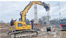  ?? FOTO: BAUMEISTER ?? Architekt Rene Rökendt zusammen mit Firmenchef Christoph Peters auf der Baustelle. Nebenan ist außerdem ein Parkhaus geplant.