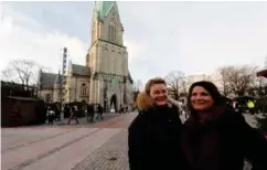 ?? FOTO: TORGEIR EIKELAND ?? Heidi Sørvig (t.v.) og Nina Moland Andersen foran Domkirka hvor lysshowet skal projiseres 13. desember.