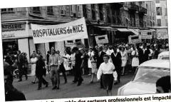  ??  ?? Du public au privé, l’ensemble des secteurs profession­nels est impacté et défile dans (Archives départemen­tales des Alpes-Maritimes,  Fi . Cliché Michou Strauch. Droits réservés)