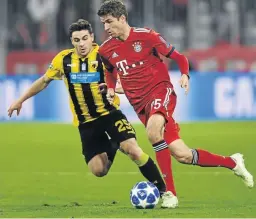  ?? / AFP / CHRISTOF STACHE ?? Bayern Munich’s forward Thomas Mueller tries to beat AEK’s Kostas Galanopoul­os.