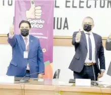  ?? ORACIO CHÁVEZ ?? Yuri Zapata y Francisco Santini fomentan el voto.