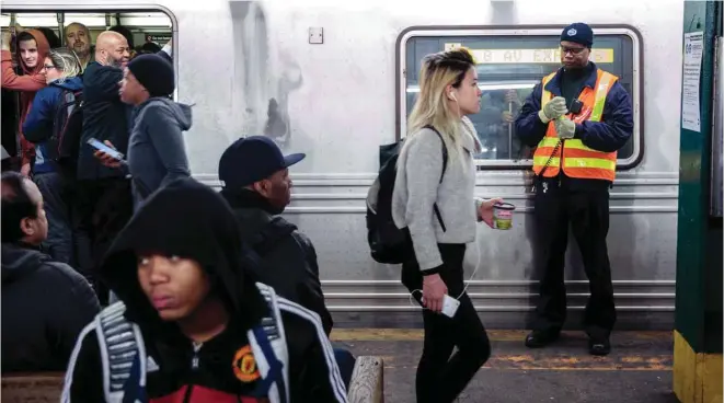  ?? DREW ANGERER / GETTY IMAGES / AGENCE FRANCE-PRESSE ?? Le métro de New York, l’un des réseaux de transport public les plus denses en Amérique du Nord, accumule les pannes et les retards depuis plusieurs années au grand dam de ses usagers.