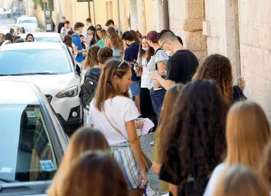  ?? (foto Sartori) ?? In fila
Gli aspiranti medici in fila per il test d‘ammissione