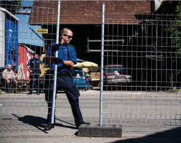  ?? KEYSTONE ?? Die Polizei sichert den Hof von Pferdehänd­ler Ulrich K.