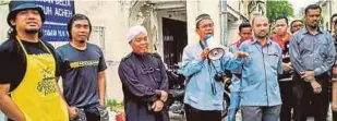  ??  ?? USTAZ Din (empat dari kiri) ketika melakukan dakwah lapangan.