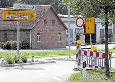  ?? BILD: FRANK JACOB ?? Anlieger frei: Auf die Sperrung des Bahnüberga­ngs wird bereits im Kreisel in Neusüdende hingewiese­n.