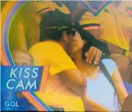  ??  ?? Una cámara instalada en el estadio, se encargó de enfocar a las parejas para que se dieran un beso.