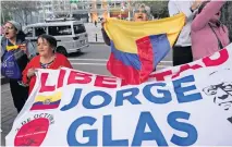  ?? ?? Simpatizan­tes del exvicepres­idente ecuatorian­o, Jorge Glas, celebran que un tribunal declarara ilegal su detención, aunque seguirá preso en Guayaquil.