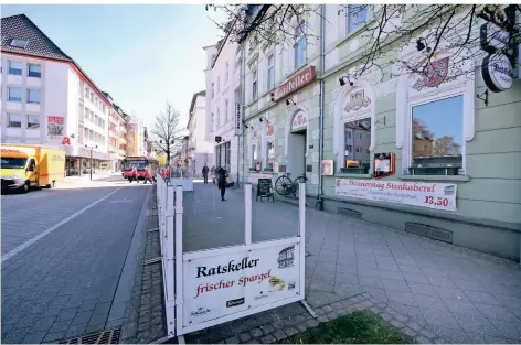  ?? RP-FOTO: ACHIM BLAZY ?? Die Gastronomi­e wie hier an der Hauptstraß­e kann jede Hilfe brauchen.