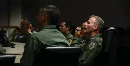  ??  ?? Junto a estas líneas, una reunión militar celebrada en nuestros días en la base italiana de Aviano, cuya sola mención puso los dientes largos a los espías soviéticos.En la otra página, el protagonis­ta de la "Operación Mari" en su ancianidad.