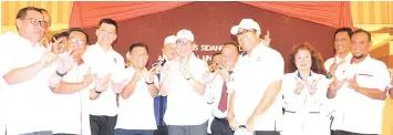  ??  ?? Saddi (fifth from left) showing the W sign after announcing his decision to join Warisan.