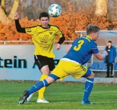  ?? Foto: Andreas Lode ?? Kein Durchkomme­n gab es für Nico Baumeister und den TSV Gersthofen beim 0:0 gegen den SV Holzkirche­n (rechts Jörg Strauß).