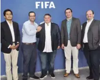  ??  ?? Manuel Luna, presidente de la Comisión de Normalizac­ión de la Fedofutbol, mientras presenta a Jorge Allen Bauger como nuevo Director Deportivo. Figuran los señores Francisco Lapouble, y Tony Ramos.