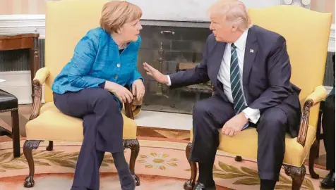  ?? Foto: Michael Kappeler, dpa ?? Noch etwas steif: Bundeskanz­lerin Angela Merkel bei US Präsident Donald Trump im Weißen Haus.