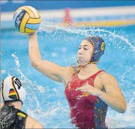  ?? FOTO: EFE ?? Irene González, autora de dos goles, ayer lanzando ante la alemana Fabienne Heerdt