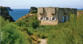  ??  ?? Sarah Bernhardt avait élu résidence dans un fortin situé à la pointe des Poulains. C’est aujourd’hui devenu un musée.