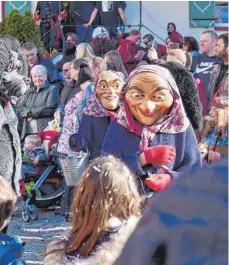  ??  ?? Zahlreiche Zuschauer standen am Straßenran­d und bestaunten die prächtigen Masken der Hästräger.