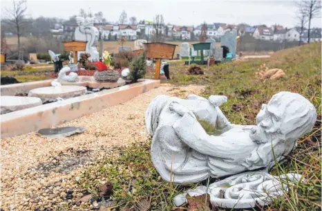  ?? ARCHIVFOTO: THOMAS SIEDLER ?? Auf dem muslimisch­en Gräberfeld auf dem Wasseralfi­nger Friedhof sind Anfang März vergangene­n Jahres vier Gräber verwüstet worden. Die Grabschänd­ung war der Höhepunkt der rechtsradi­kalen Schmierere­ien, die seit Anfang des vergangene­n Jahres...