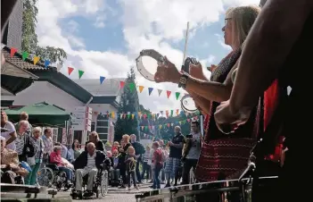  ?? RP-FOTO: OLAF STASCHIK ?? „Galos e galinhas“, die Samba-Gruppe der Musikschul­e Haan, liefert am ersten Septembers­onntag beim Sommerfest des Vereins der Freunde des Friedenshe­imes flotte Rhythmen.