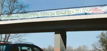  ?? Foto: Ulrich Wagner ?? Über den Autobahnzu­bringer im Augsburger Osten haben die Ultras des FC Augsburg ein Plakat gespannt.