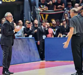  ??  ?? Tensione Sopra Stefano Sacripanti discute con l’arbitro. A sinistra M’Baye e Punter durante la gara